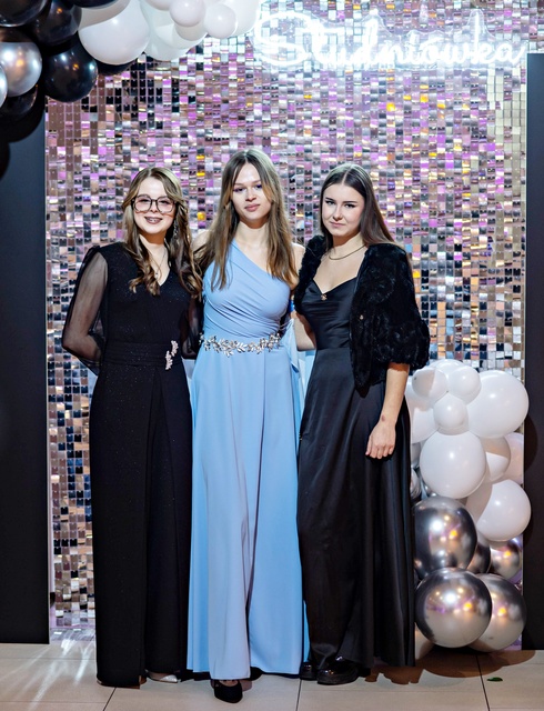 Zaczynamy studniówki! Tak bawili się uczniowie Zespołu Szkół Gosporadczych zdjęcie nr 341354