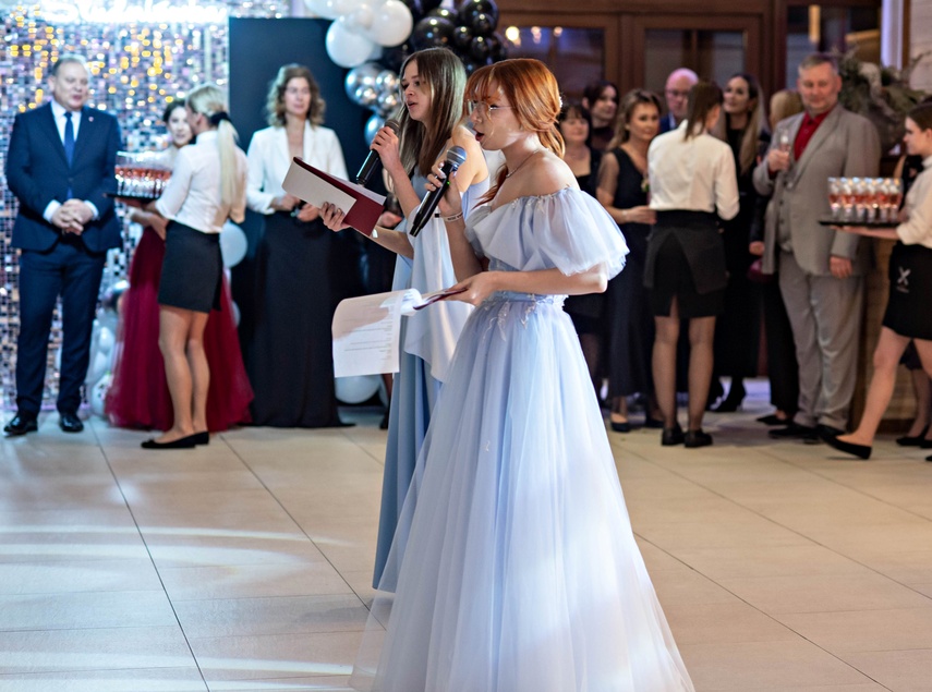 Zaczynamy studniówki! Tak bawili się uczniowie Zespołu Szkół Gosporadczych zdjęcie nr 341336