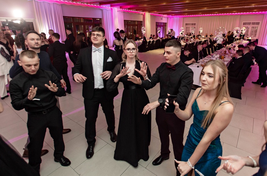 Zaczynamy studniówki! Tak bawili się uczniowie Zespołu Szkół Gosporadczych zdjęcie nr 341386