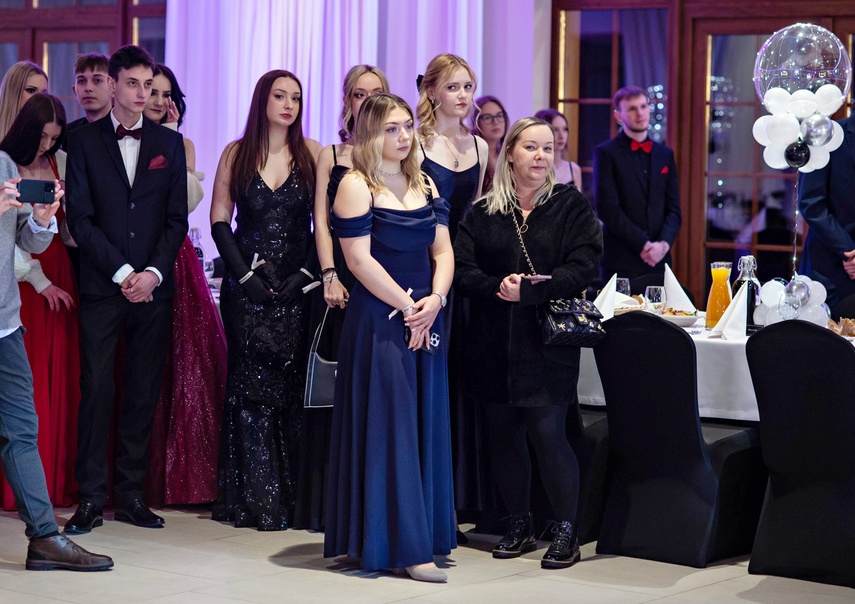 Zaczynamy studniówki! Tak bawili się uczniowie Zespołu Szkół Gosporadczych zdjęcie nr 341307