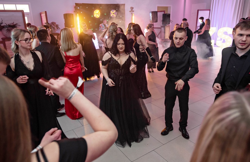 Zaczynamy studniówki! Tak bawili się uczniowie Zespołu Szkół Gosporadczych zdjęcie nr 341427