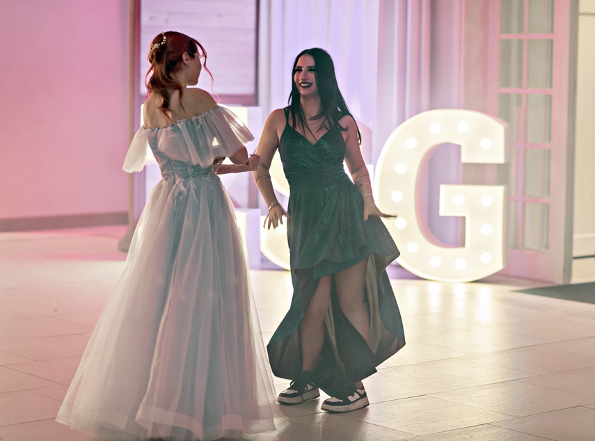 Zaczynamy studniówki! Tak bawili się uczniowie Zespołu Szkół Gosporadczych zdjęcie nr 341371