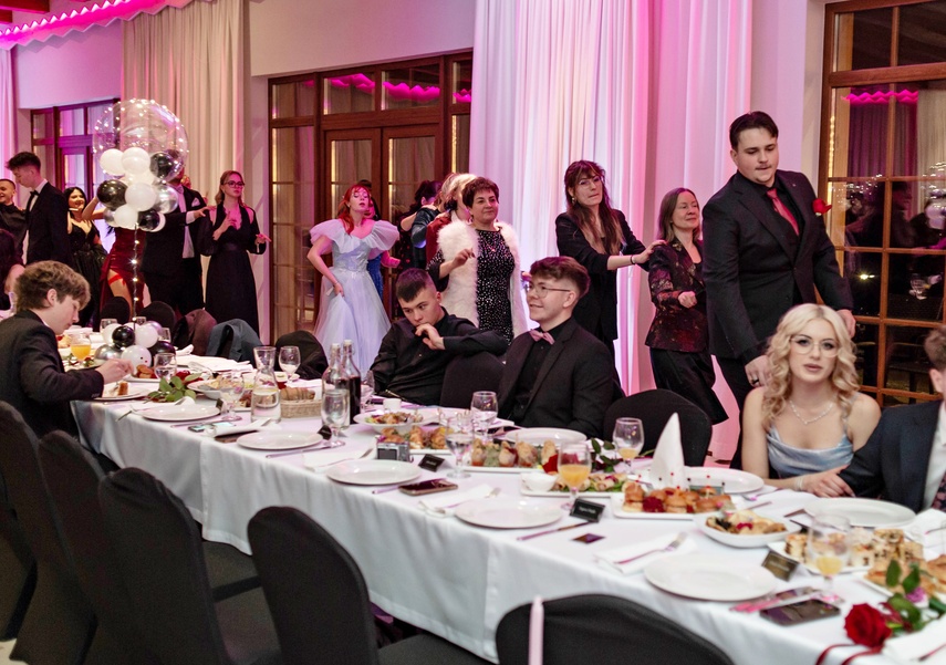 Zaczynamy studniówki! Tak bawili się uczniowie Zespołu Szkół Gosporadczych zdjęcie nr 341396