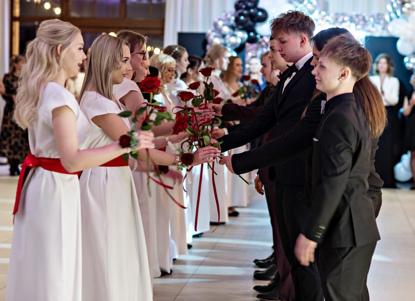 Zaczynamy studniówki! Tak bawili się uczniowie Zespołu Szkół Gosporadczych zdjęcie nr 341335