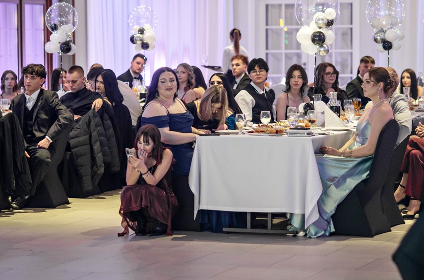 Zaczynamy studniówki! Tak bawili się uczniowie Zespołu Szkół Gosporadczych zdjęcie nr 341445