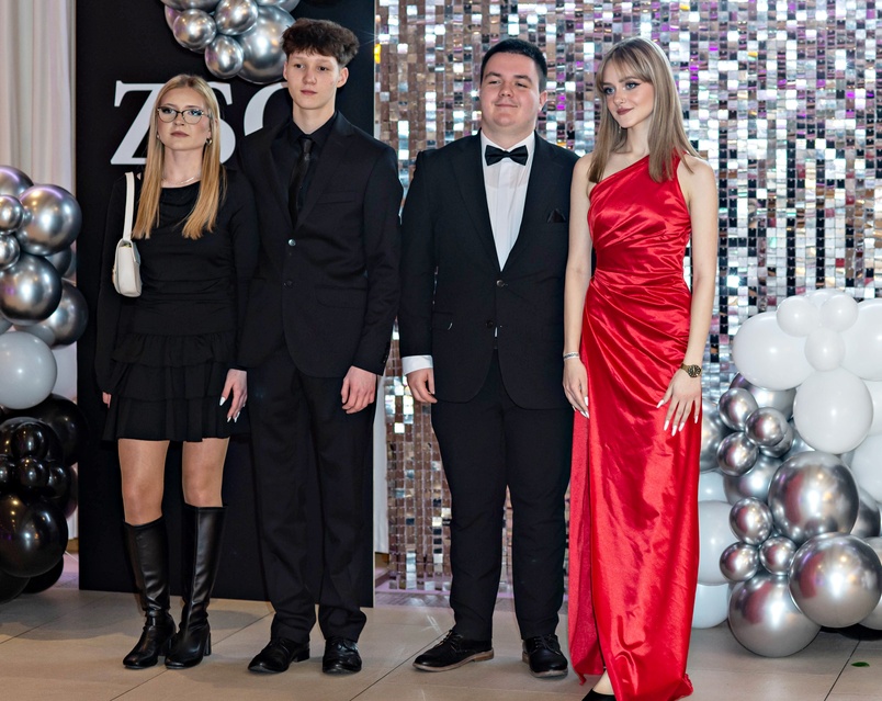 Zaczynamy studniówki! Tak bawili się uczniowie Zespołu Szkół Gosporadczych zdjęcie nr 341365