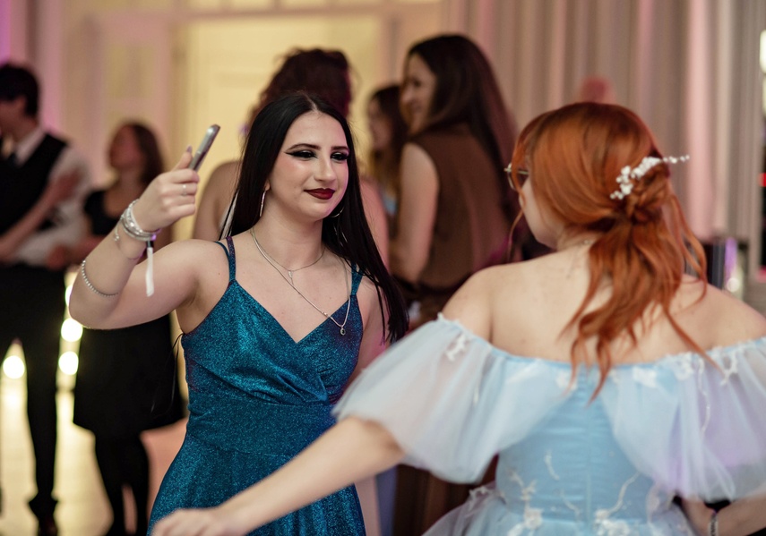 Zaczynamy studniówki! Tak bawili się uczniowie Zespołu Szkół Gosporadczych zdjęcie nr 341413