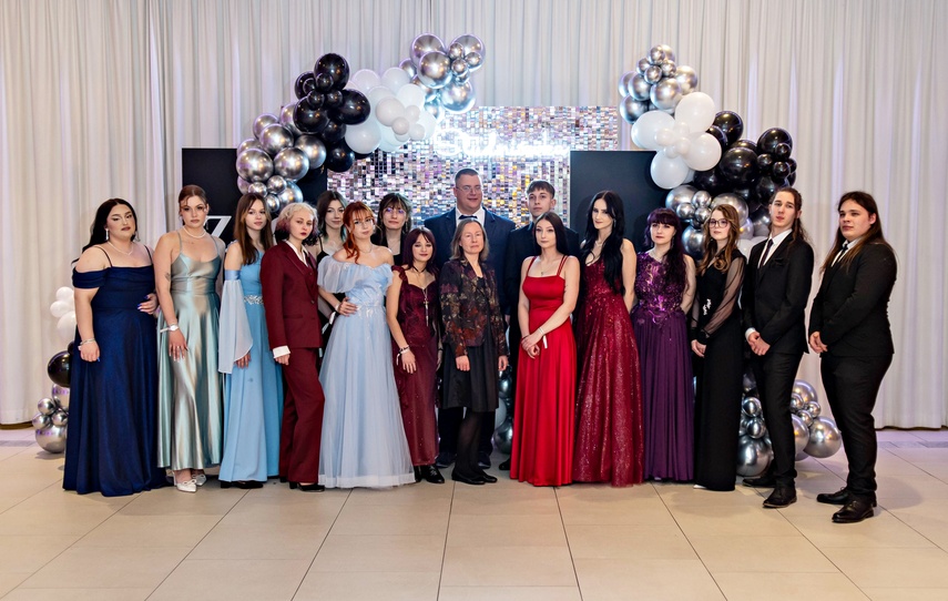 Zaczynamy studniówki! Tak bawili się uczniowie Zespołu Szkół Gosporadczych zdjęcie nr 341367