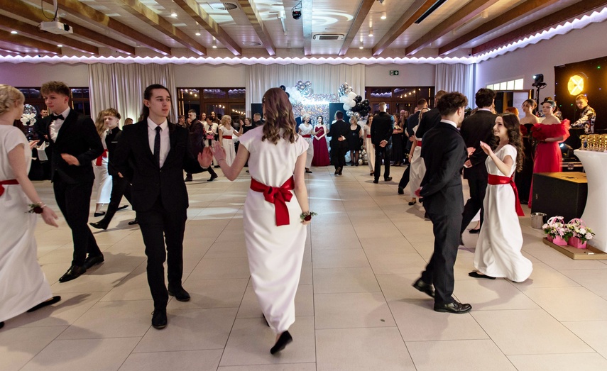 Zaczynamy studniówki! Tak bawili się uczniowie Zespołu Szkół Gosporadczych zdjęcie nr 341326