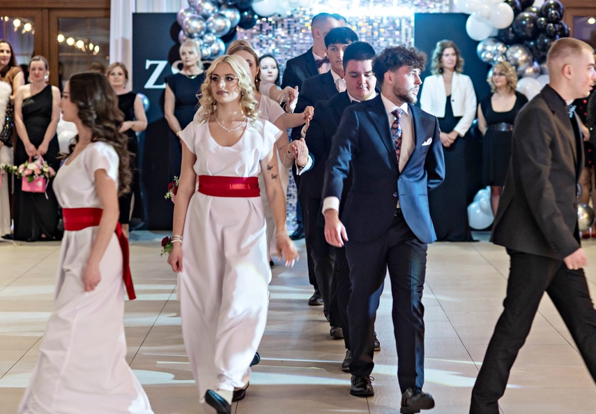 Zaczynamy studniówki! Tak bawili się uczniowie Zespołu Szkół Gosporadczych zdjęcie nr 341332