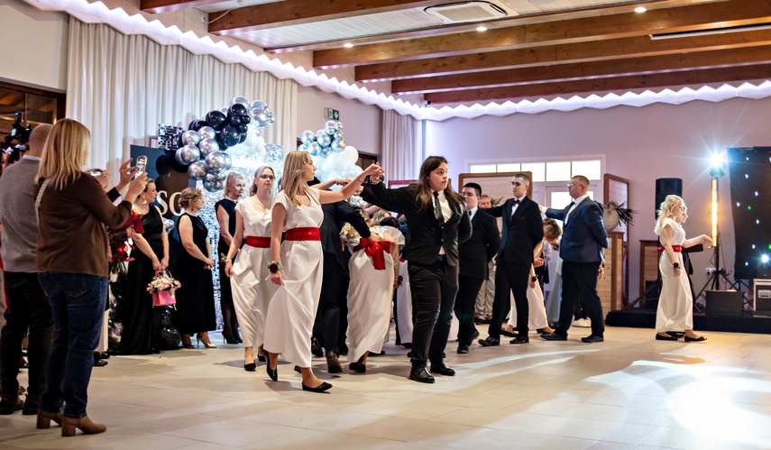 Zaczynamy studniówki! Tak bawili się uczniowie Zespołu Szkół Gosporadczych zdjęcie nr 341316