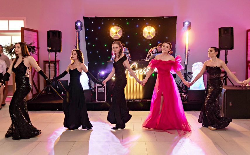 Zaczynamy studniówki! Tak bawili się uczniowie Zespołu Szkół Gosporadczych zdjęcie nr 341401