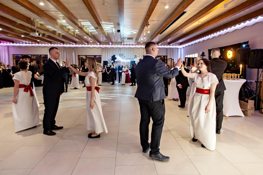 Zaczynamy studniówki! Tak bawili się uczniowie Zespołu Szkół Gosporadczych zdjęcie nr 341324