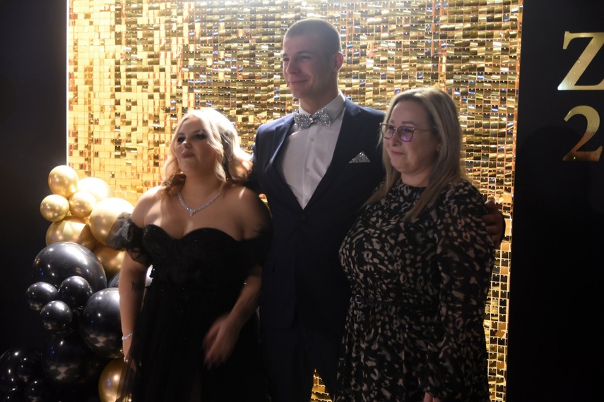 "Studniówka niepowtarzalna jak każdy z was" zdjęcie nr 341456