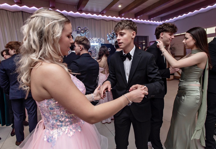 Tak bawiło się na studniówce III Liceum Ogólnokształcące zdjęcie nr 341660