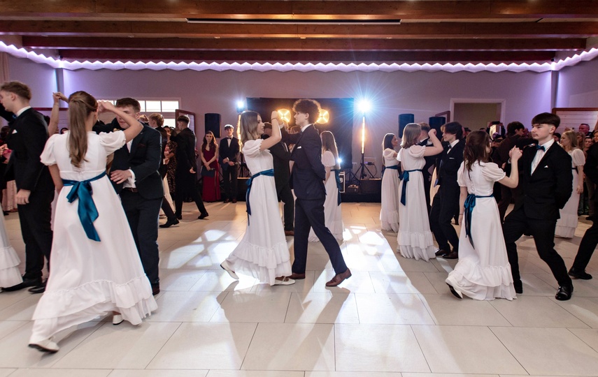 Tak bawiło się na studniówce III Liceum Ogólnokształcące zdjęcie nr 341594