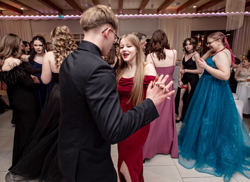 Tak bawiło się na studniówce III Liceum Ogólnokształcące zdjęcie nr 341670