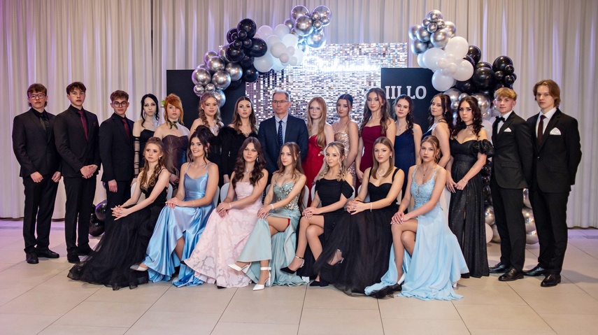 Tak bawiło się na studniówce III Liceum Ogólnokształcące zdjęcie nr 341622