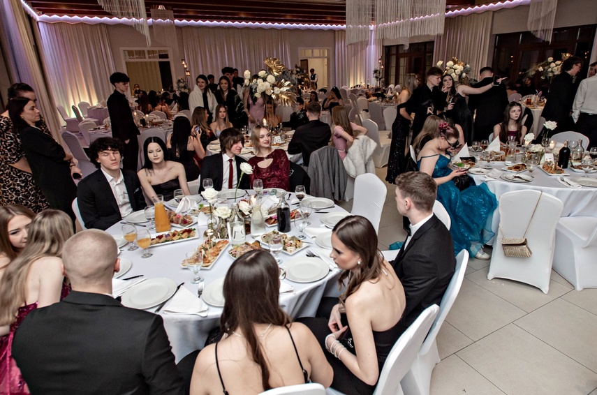 Tak bawiło się na studniówce III Liceum Ogólnokształcące zdjęcie nr 341649