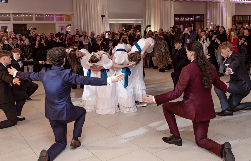 Tak bawiło się na studniówce III Liceum Ogólnokształcące zdjęcie nr 341611