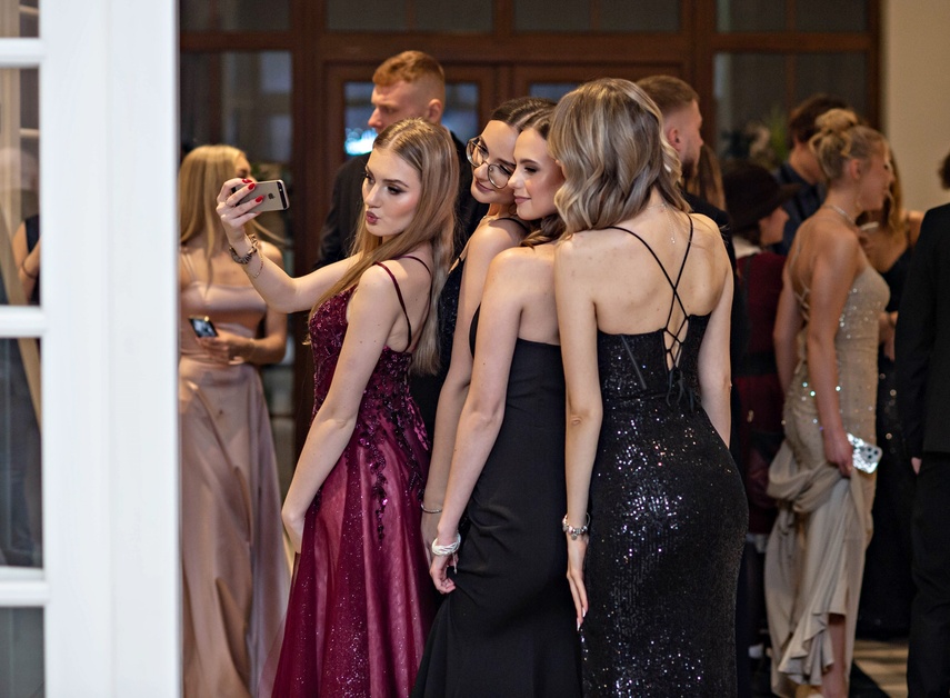 Tak bawiło się na studniówce III Liceum Ogólnokształcące zdjęcie nr 341637