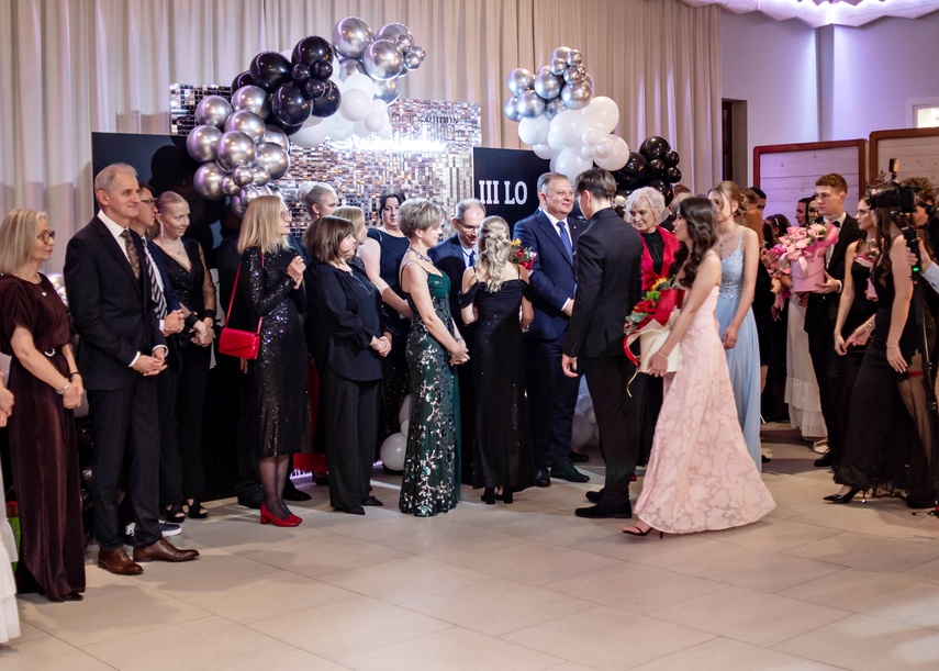 Tak bawiło się na studniówce III Liceum Ogólnokształcące zdjęcie nr 341578