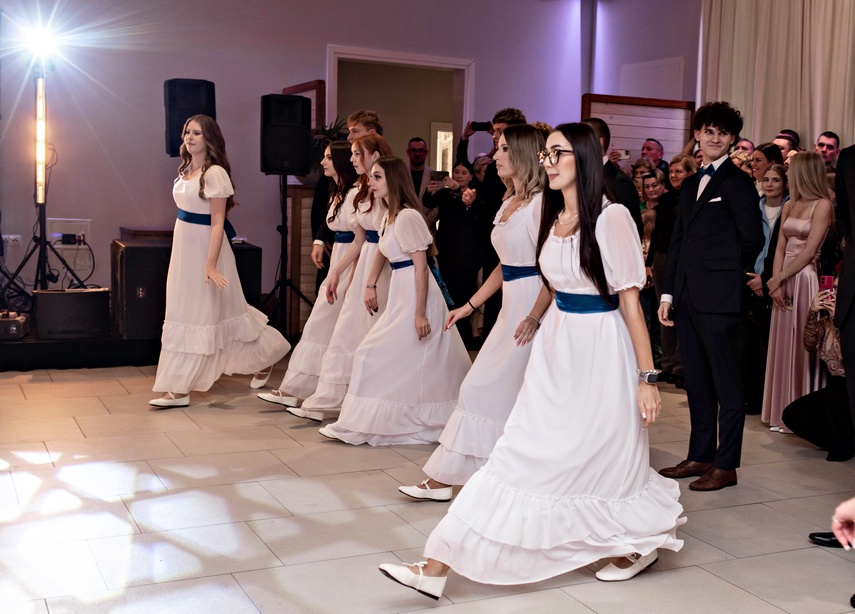 Tak bawiło się na studniówce III Liceum Ogólnokształcące zdjęcie nr 341595