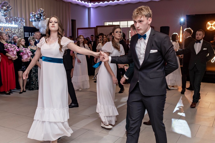 Tak bawiło się na studniówce III Liceum Ogólnokształcące zdjęcie nr 341602