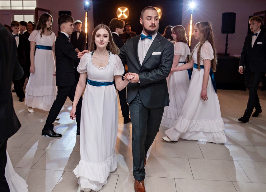 Tak bawiło się na studniówce III Liceum Ogólnokształcące zdjęcie nr 341583