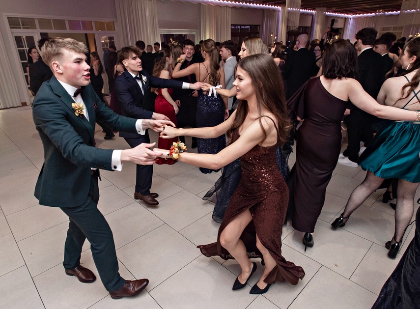 Tak bawiło się na studniówce III Liceum Ogólnokształcące zdjęcie nr 341662