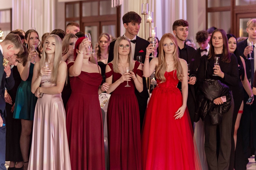 Tak bawiło się na studniówce III Liceum Ogólnokształcące zdjęcie nr 341619