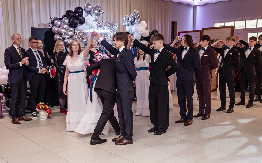 Tak bawiło się na studniówce III Liceum Ogólnokształcące zdjęcie nr 341597