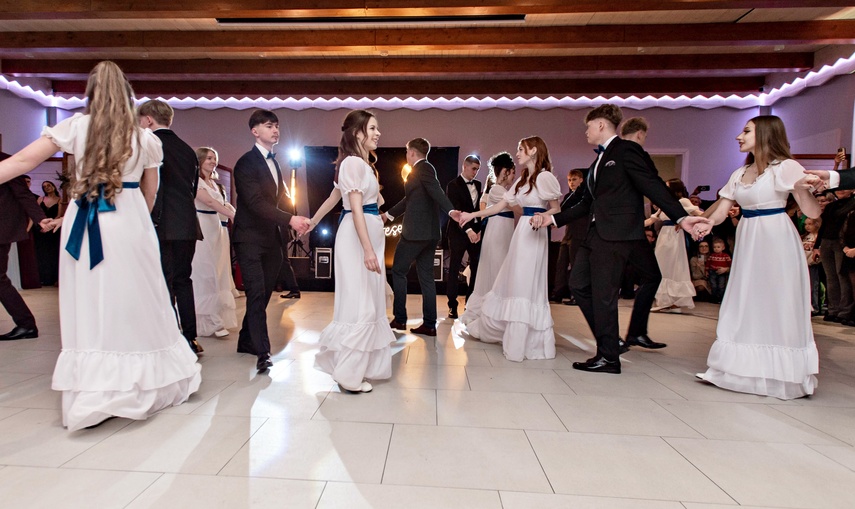 Tak bawiło się na studniówce III Liceum Ogólnokształcące zdjęcie nr 341592