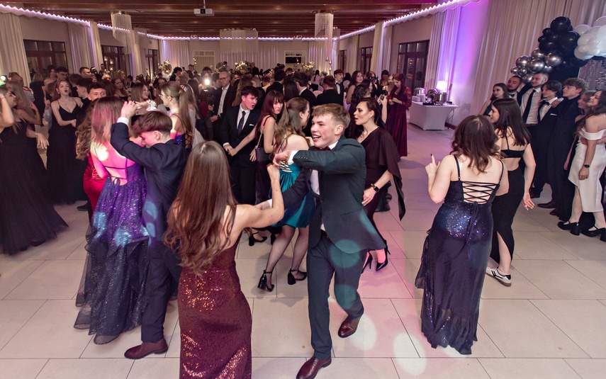 Tak bawiło się na studniówce III Liceum Ogólnokształcące zdjęcie nr 341664