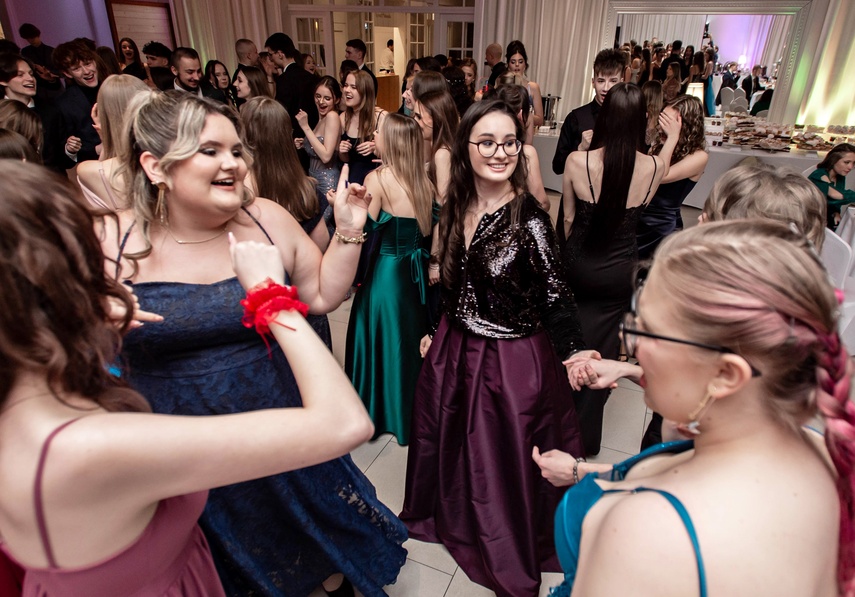 Tak bawiło się na studniówce III Liceum Ogólnokształcące zdjęcie nr 341669