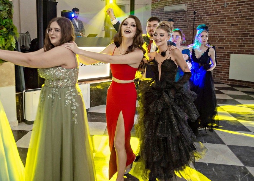 Studniówkę ma się tylko raz w życiu zdjęcie nr 342117