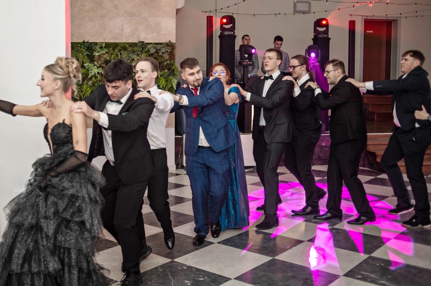 Studniówkę ma się tylko raz w życiu zdjęcie nr 342125