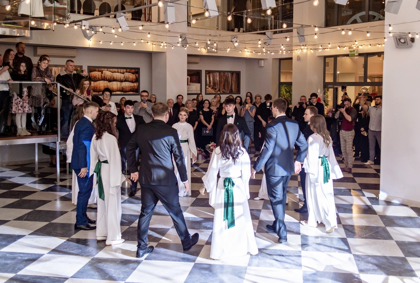 Studniówkę ma się tylko raz w życiu zdjęcie nr 342040