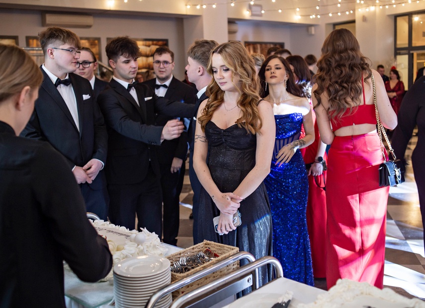 Studniówkę ma się tylko raz w życiu zdjęcie nr 342059