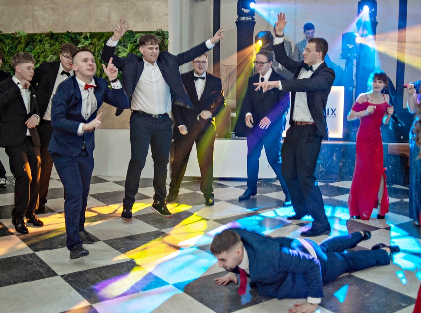 Studniówkę ma się tylko raz w życiu zdjęcie nr 342129