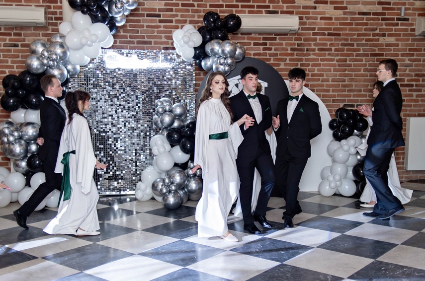 Studniówkę ma się tylko raz w życiu zdjęcie nr 342033