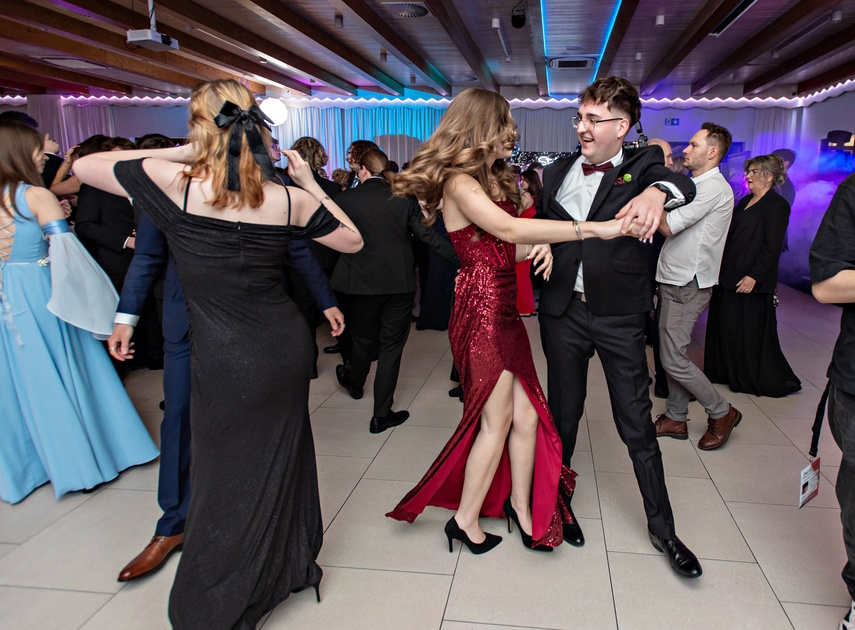 Wyjątkowy wieczór. Studniówka ZSM zdjęcie nr 343092