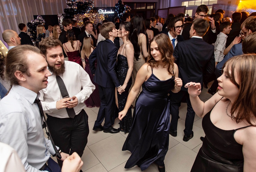 Wyjątkowy wieczór. Studniówka ZSM zdjęcie nr 343101