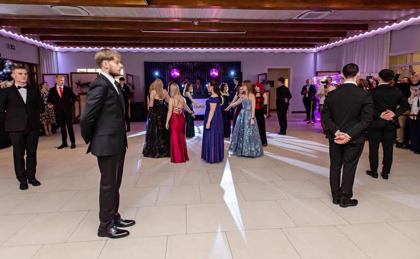 Wyjątkowy wieczór. Studniówka ZSM zdjęcie nr 343016