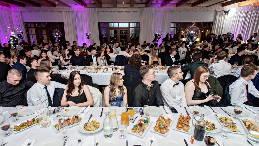 Wyjątkowy wieczór. Studniówka ZSM zdjęcie nr 343131