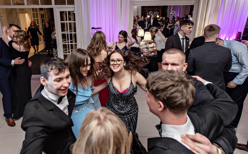 Wyjątkowy wieczór. Studniówka ZSM zdjęcie nr 343090