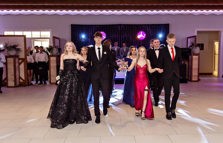 Wyjątkowy wieczór. Studniówka ZSM zdjęcie nr 343007