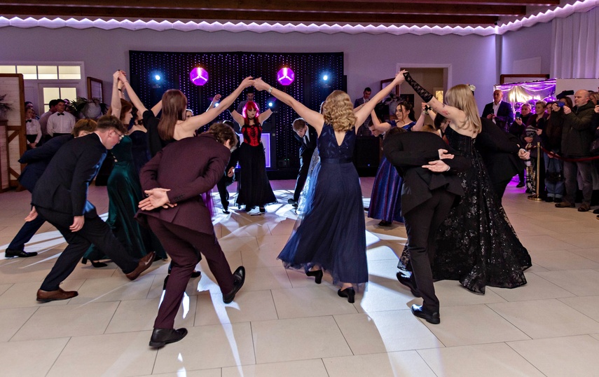 Wyjątkowy wieczór. Studniówka ZSM zdjęcie nr 343017