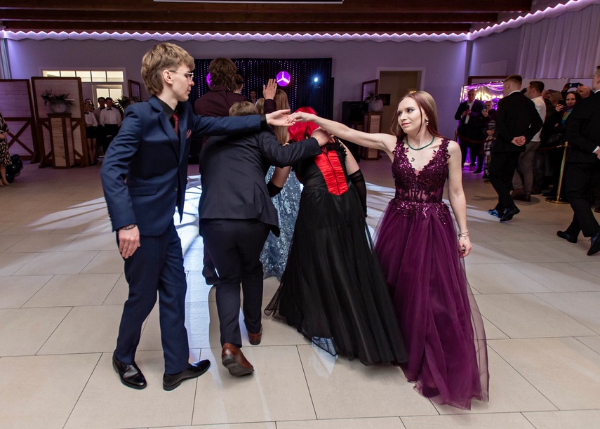 Wyjątkowy wieczór. Studniówka ZSM zdjęcie nr 343010