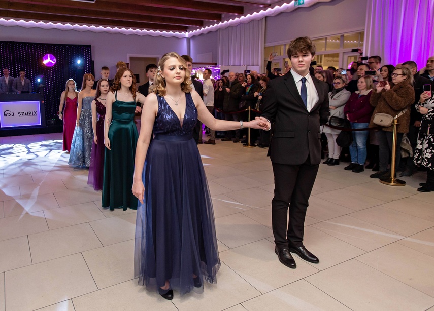 Wyjątkowy wieczór. Studniówka ZSM zdjęcie nr 343019